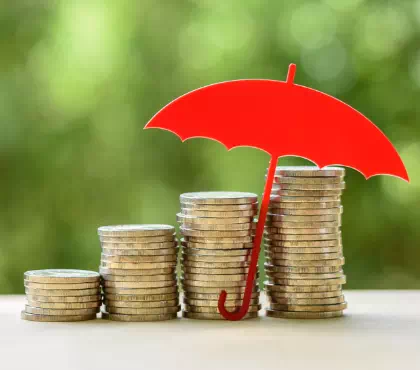monety i czerwona parasolka